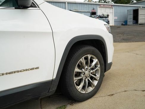 Used 2019 Jeep Cherokee Latitude Plus w/ Comfort/Convenience Group FWD image 17