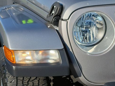 Used 2019 Jeep Wrangler Unlimited Sahara image 9