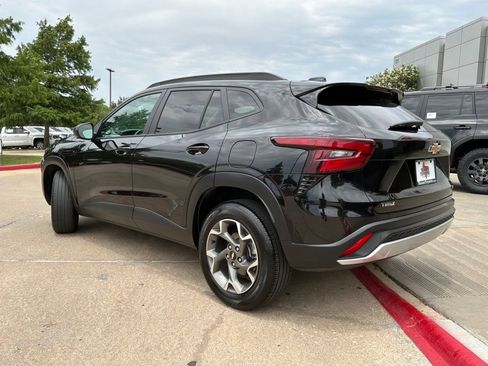 Used 2025 Chevrolet Trax LT FWD image 8