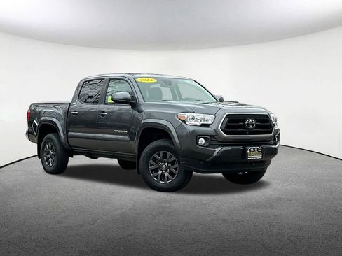 Used 2022 Toyota Tacoma SR5 AWD/4WD image 2