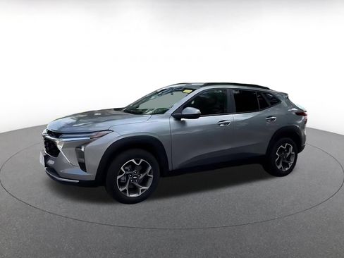 Used 2025 Chevrolet Trax LT FWD image 8