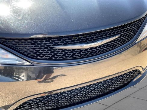Used 2018 Chrysler Pacifica Touring Plus w/ S Appearance Package FWD image 28