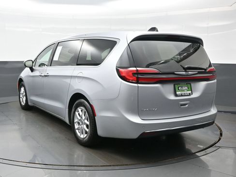 Used 2023 Chrysler Pacifica Touring-L FWD image 5