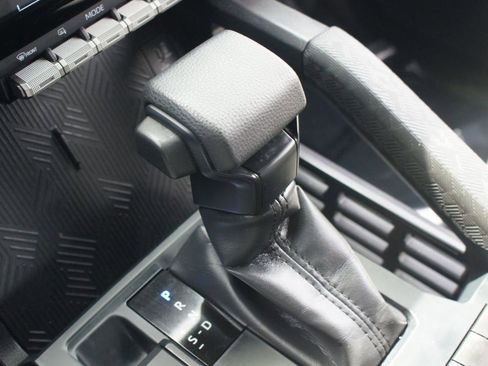 Used 2024 Toyota Tacoma SR5 AWD/4WD image 11
