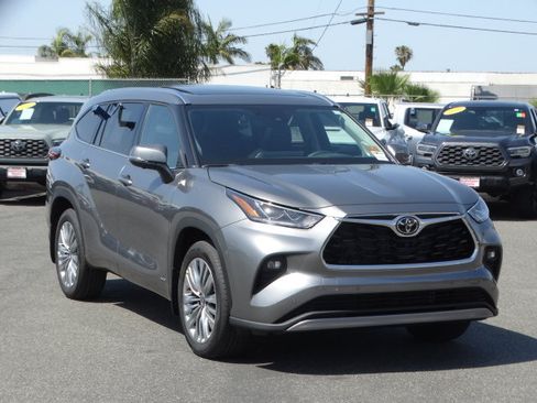 New 2026 Toyota Highlander Platinum AWD/4WD image 2