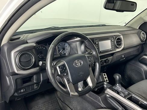 Used 2016 Toyota Tacoma SR5 w/ SR5 Appearance Package (SN) AWD/4WD image 19