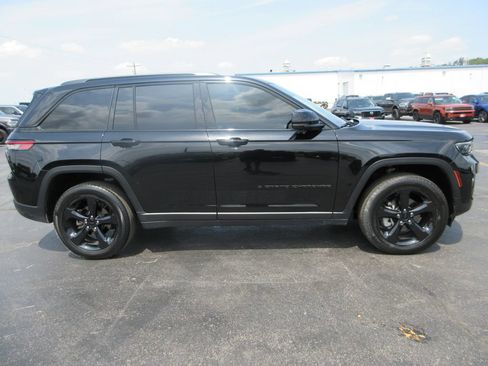Used 2024 Jeep Grand Cherokee Limited w/ Black Appearance Package AWD/4WD image 5