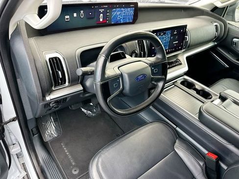 Used 2025 Ford Expedition Platinum image 9