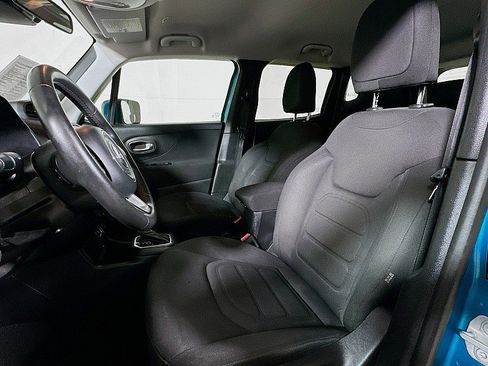 Used 2020 Jeep Renegade Latitude FWD image 11