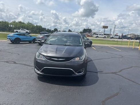 Used 2017 Chrysler Pacifica Touring-L Plus w/ Tire & Wheel Group FWD image 5