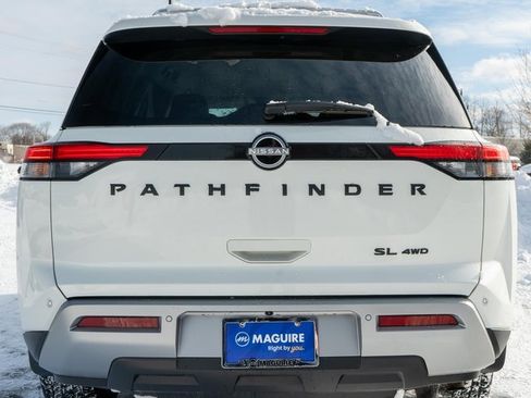 Used 2024 Nissan Pathfinder SL w/ Black Appearance Package image 7