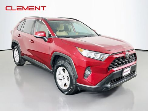 Used 2021 Toyota RAV4 XLE w/ Convenience Package FWD image 4