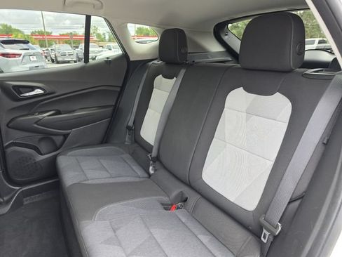 Used 2025 Chevrolet Trax LS w/ LS Convenience Package FWD image 17