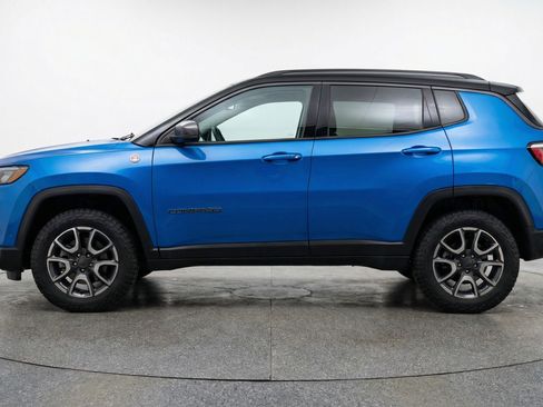 Used 2025 Jeep Compass Trailhawk AWD/4WD image 5