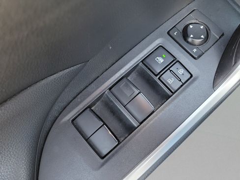 Used 2019 Toyota RAV4 LE FWD image 13