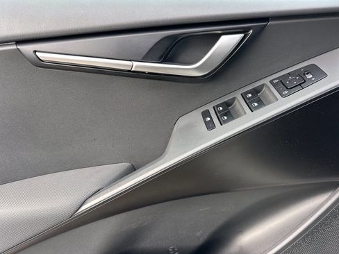 Used 2024 Kia Niro LX image 10