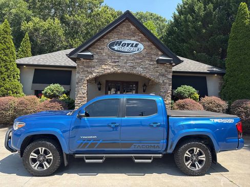 Used 2018 Toyota Tacoma TRD Sport AWD/4WD image 1