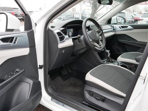 Certified 2025 Volkswagen Taos SE image 12