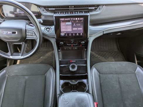 Used 2021 Jeep Grand Cherokee L Laredo image 11