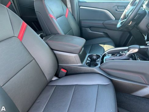 Used 2025 Chevrolet Colorado Z71 w/ Z71 Convenience Package 2 AWD/4WD image 11