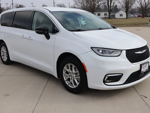 Used 2024 Chrysler Pacifica Touring-L image 3