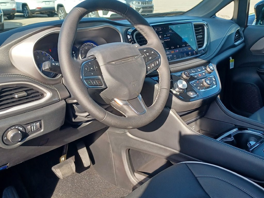 New 2027 Chrysler Pacifica Limited AWD/4WD image 11