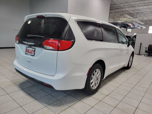 New 2027 Chrysler Pacifica Select AWD/4WD image 8