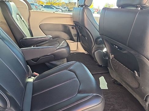 Used 2024 Chrysler Pacifica Touring-L image 29