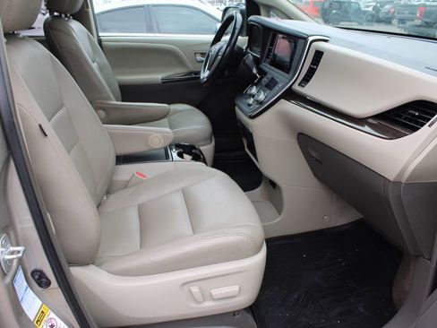 Used 2017 Toyota Sienna XLE Premium image 21