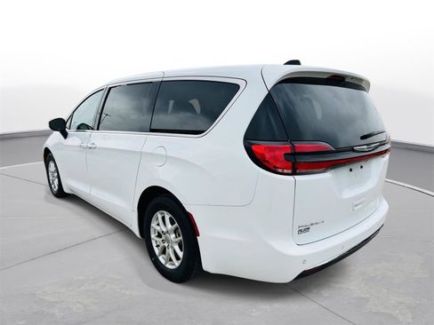 Used 2023 Chrysler Pacifica Touring-L image 37