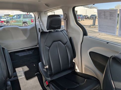 Used 2023 Chrysler Pacifica Touring-L FWD image 14