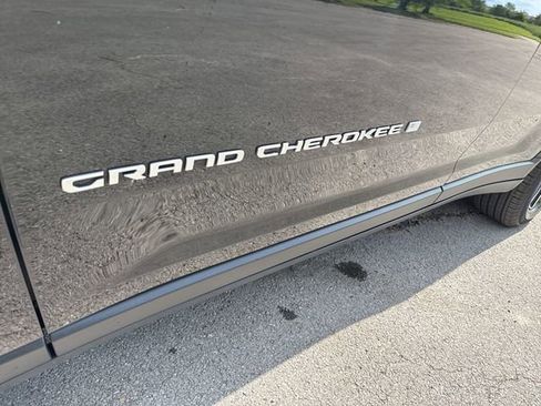 Used 2024 Jeep Grand Cherokee Limited image 12