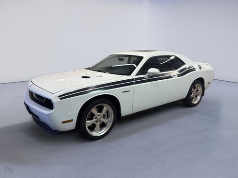 Used 2010 Dodge Challenger R/T RWD image 3