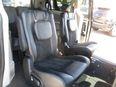 Used 2018 Dodge Grand Caravan SXT image 34