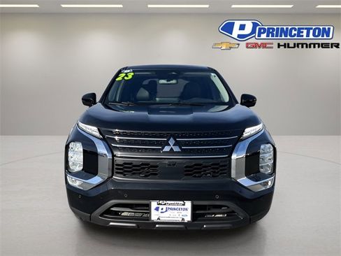 Used 2023 Mitsubishi Outlander SE image 2