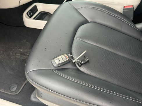 Used 2024 Chrysler Pacifica Touring-L image 23