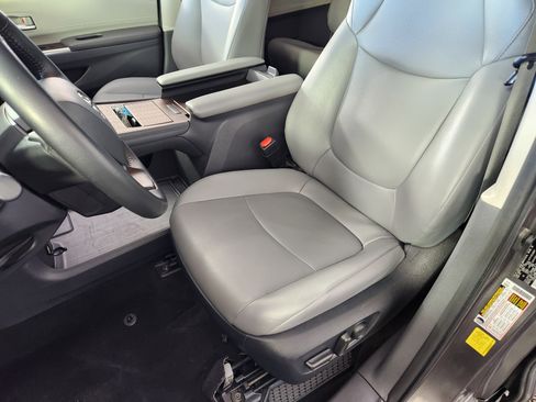 Used 2024 Toyota Sienna XLE image 12