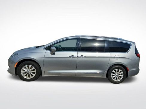 Used 2019 Chrysler Pacifica Touring-L FWD image 5