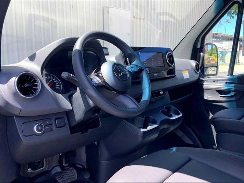 Used 2025 Mercedes-Benz Sprinter 2500 image 2