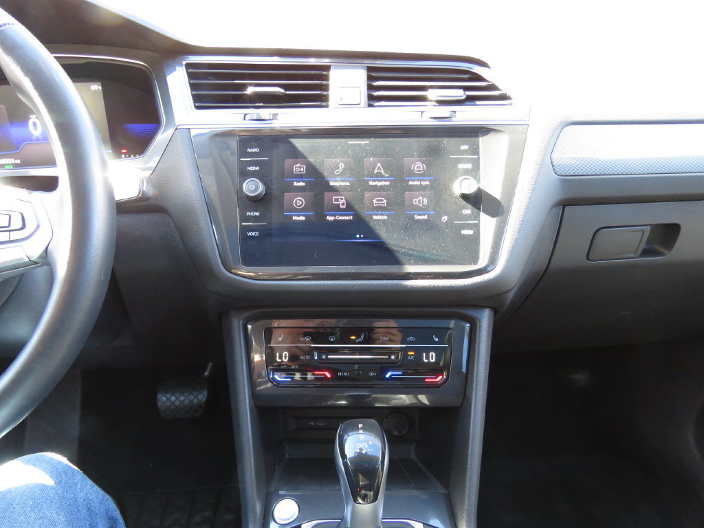 Used 2022 Volkswagen Tiguan SE w/ Panoramic Sunroof Package AWD/4WD image 26