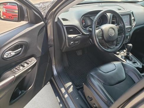 Used 2019 Jeep Cherokee Trailhawk w/ Cold Weather Group AWD/4WD image 12