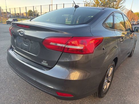 Used 2018 Ford Focus SE w/ SE Appearance Package FWD image 5