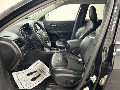 Used 2019 Jeep Cherokee Latitude Plus w/ Cold Weather Group AWD/4WD image 9