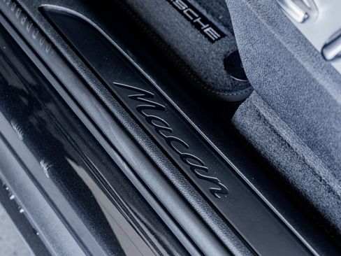 Certified 2025 Porsche Macan image 17