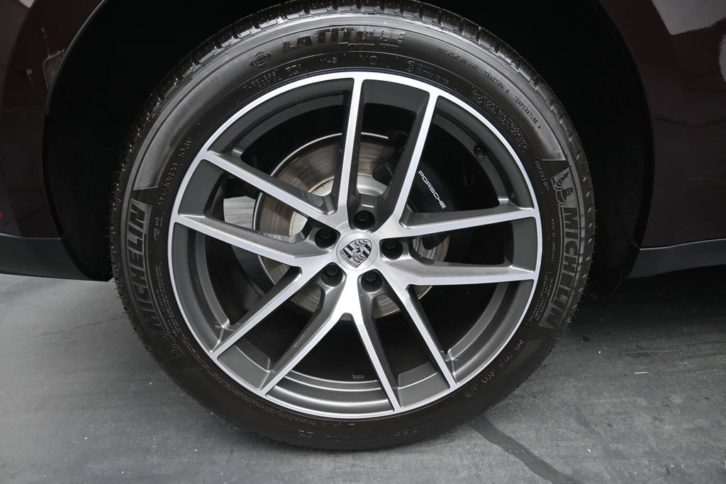 Certified 2024 Porsche Macan AWD/4WD image 25