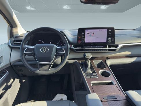 Used 2022 Toyota Sienna XLE image 4