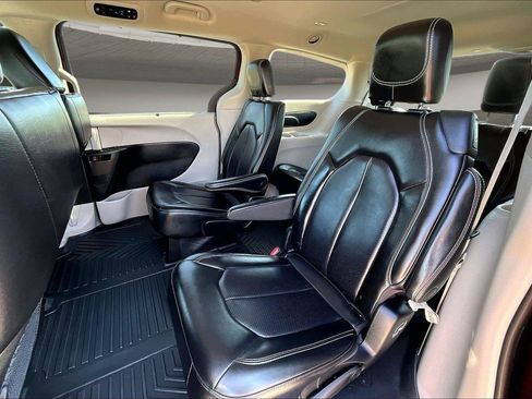 Used 2023 Chrysler Pacifica Touring-L AWD/4WD image 28