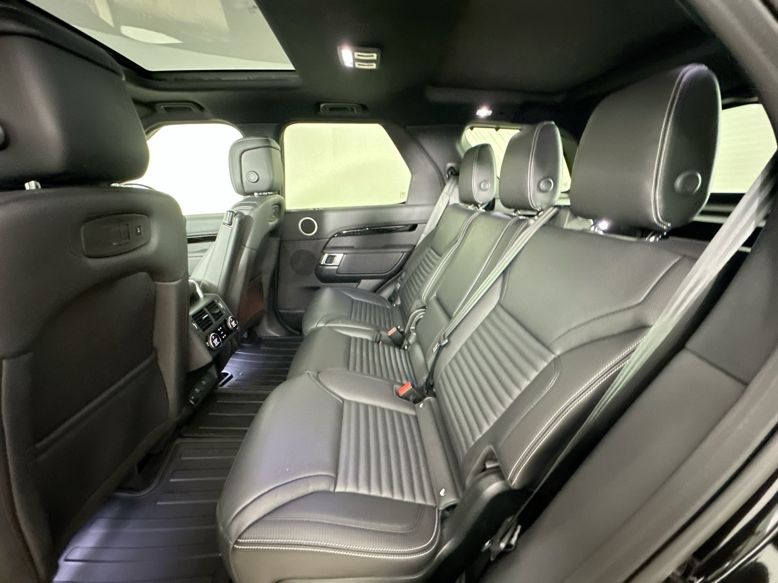 New 2026 Land Rover Discovery S AWD/4WD image 39