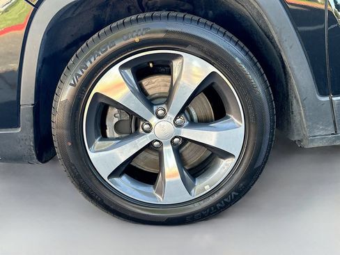 Used 2019 Jeep Cherokee Limited FWD image 29