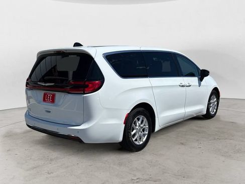 Used 2024 Chrysler Pacifica Touring-L FWD image 6